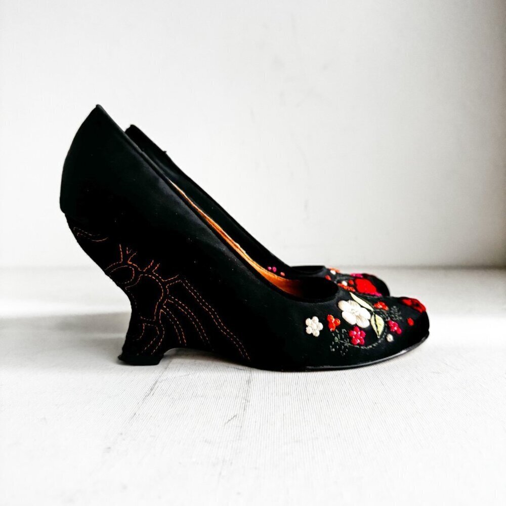 Vintage Sam Edelman Black Suede Wedge Floral Embroidered Heels 7 - Picture 2 of 11